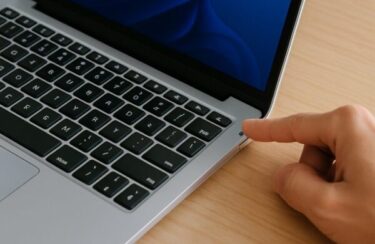 ノートPCを指さすアイキャッチ画像