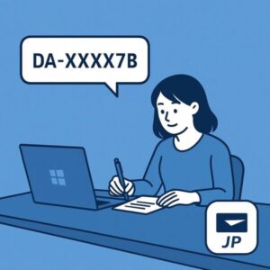 日本郵政のデジタルアドレスを活用するWindowsユーザーの女性フリーランスがパソコン作業中にコード「DA-XXXX7B」をメモしているイメージ。郵便アプリのアイコンも表示されたブルー背景の挿し絵イラスト。
